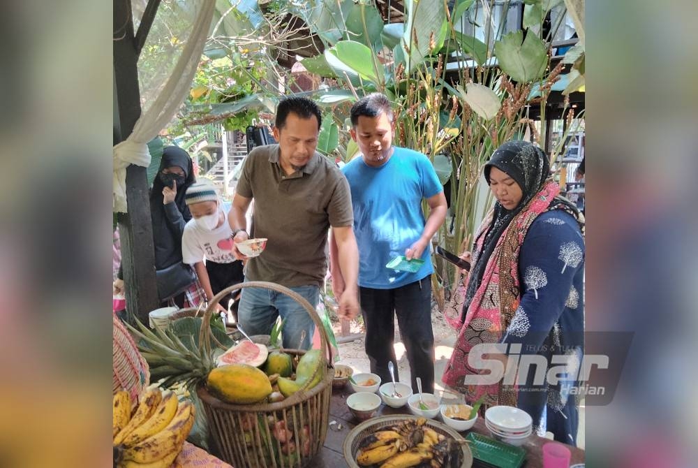 Les fans de Colek choisissent les fruits préparés lors du festival Colek Buah à Singgora.