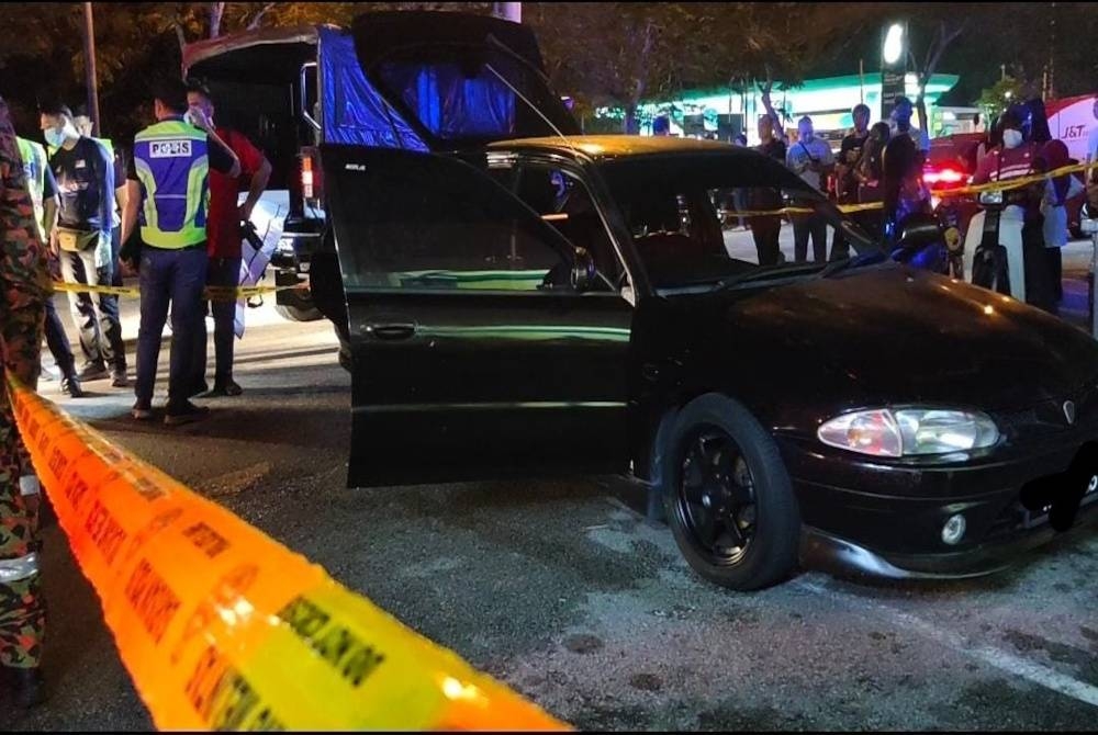 Seorang lelaki ditemui meninggal dunia dalam kereta di kawasan parkir berhadapan sebuah pasar raya di Seremban 2 pada Ahad. - Foto bomba