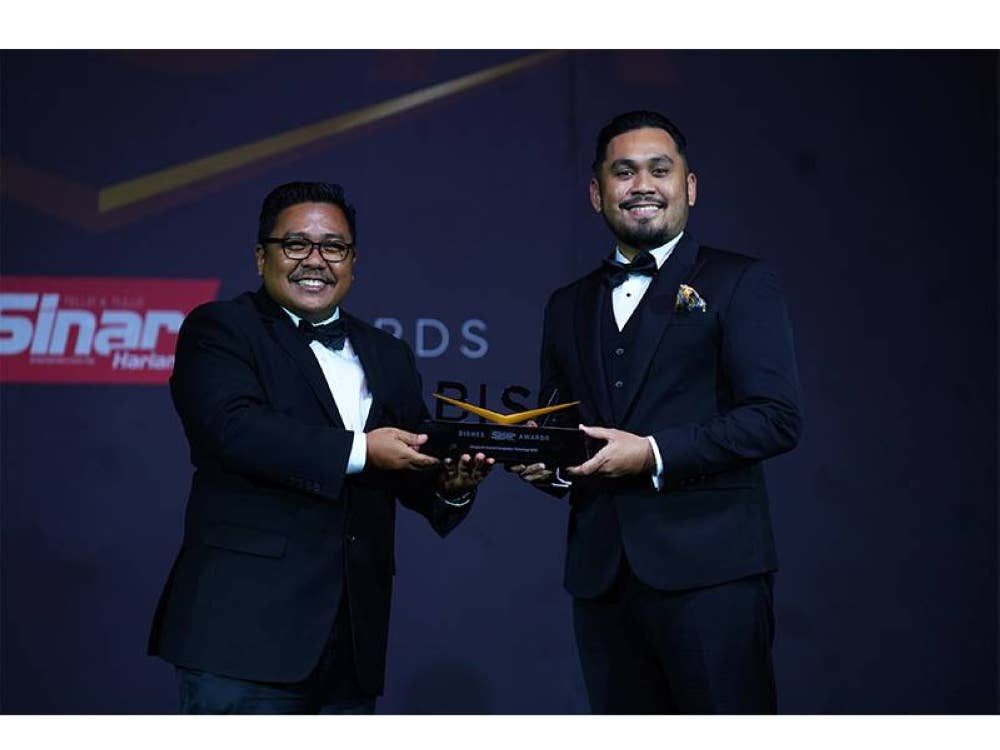 Faisal Shadli (kanan) menerima trofi Bisnes Sinar Harian Awards (BISA) daripada Ketua Pengarang Kumpulan Sinar Harian, Zamri Rambli pada 23 Februari lalu.