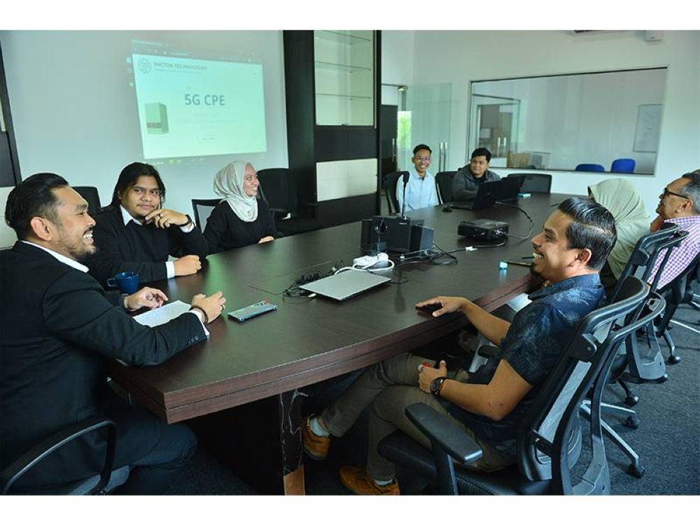 Faisal Shadli (kiri) bersama pasukan Pacton Technologies mengadakan sesi perbincangan.