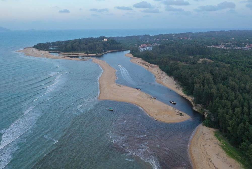 Keadaan muara sungai Merang ke laut yang tertutup dengan beting pasir, keadaan itu menjejaskan aktiviti nelayan dan pengusaha pelancongan di sana.