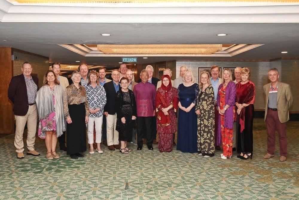 Al-Sultan Abdullah berkenan berangkat ke majlis santapan malam sempena perjumpaan semula bersama rakan kadet RMAS di ibu negara, malam tadi. - Foto Facebook Istana Negara