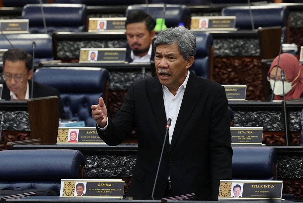 Mohamad ketika sesi soal jawab di Dewan Rakyat pada Isnin. - Foto Bernama