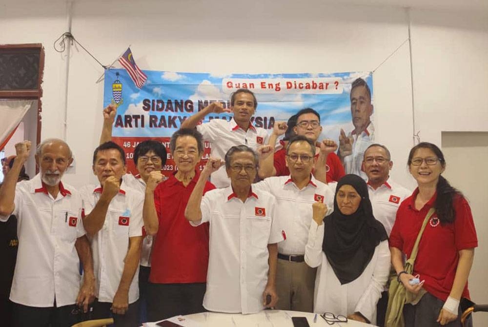 Mohamad Ezam (depan, empat dari kanan) bersama pemimpin PRM mengumumkan kerusi DUN yang akan ditandingi pada PRN Pulau Pinang.