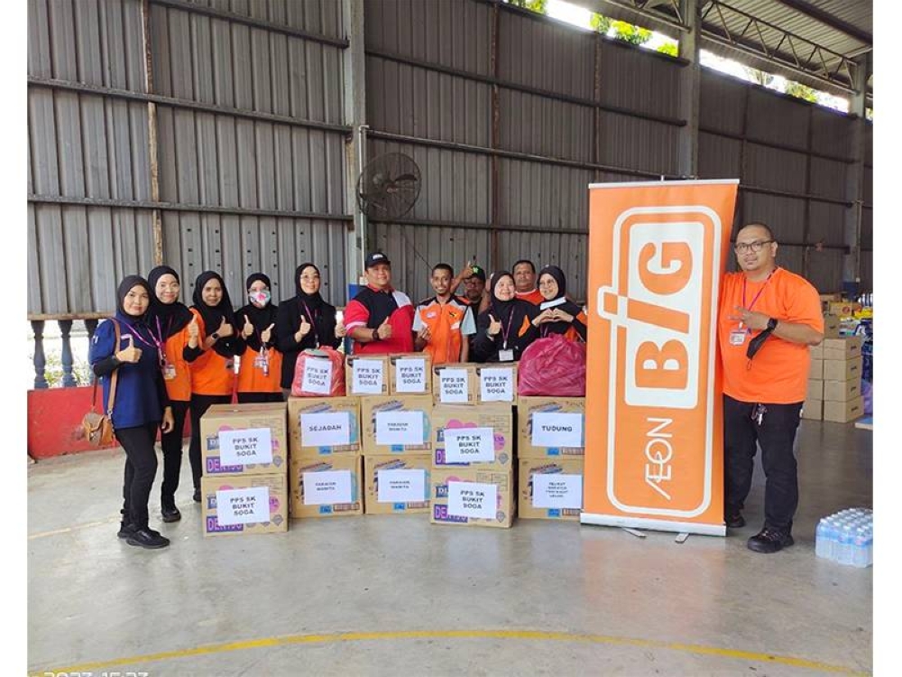 Pasukan sukarelawan AEON BiG menyediakan barangan keperluan asas untuk dihantar kepada mangsa-mangsa banjir di PPS sekitar Johor.
