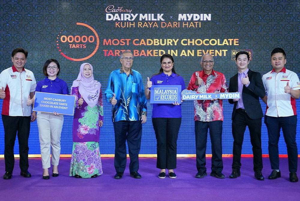 Barisan tetamu kehormat bergambar pada sesi pelancaran Majlis Cadbury Dairy Milk x Mydin Kuih Raya Dari Hati yang berlangsung di Mydin USJ pada Isnin. - Foto SINAR HARIAN / MOHD HALIM ABDUL WAHID