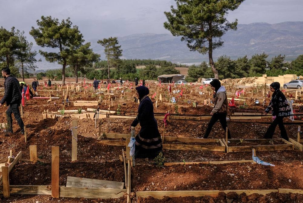 Les victimes du tremblement de terre visitent les tombes de leurs proches qui ont perdu la vie dans le puissant tremblement de terre, à Kahramanmaras, Turkiye.  - Photo EPA