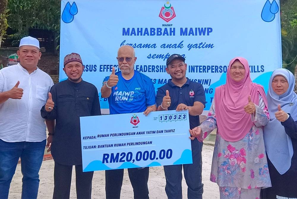 Zainal Abidin (empat dari kiri) menyerahkan sumbangan bantuan rumah perlindungan kepada pertubuhan anak yatim yang terlibat pada program Mahabbah MAIWP sempena Kursus Effective Leadership and Interpersonal Skills di Bukit Merah Laketown Resort, Bagan Serai pada Isnin.