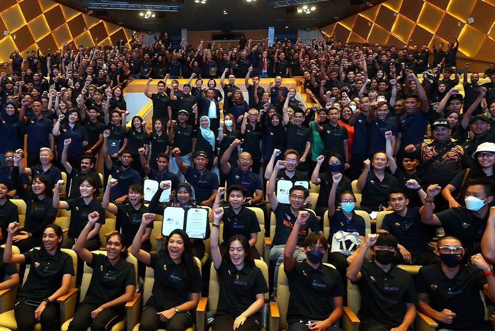 Mohamad Norza (tengah) bersama para atlet dan jurulatih pada Majlis Pengumuman Kontinjen Malaysia ke Sukan SEA Kemboja 2023 di Putrajaya pada Isnin. -Foto Bernama