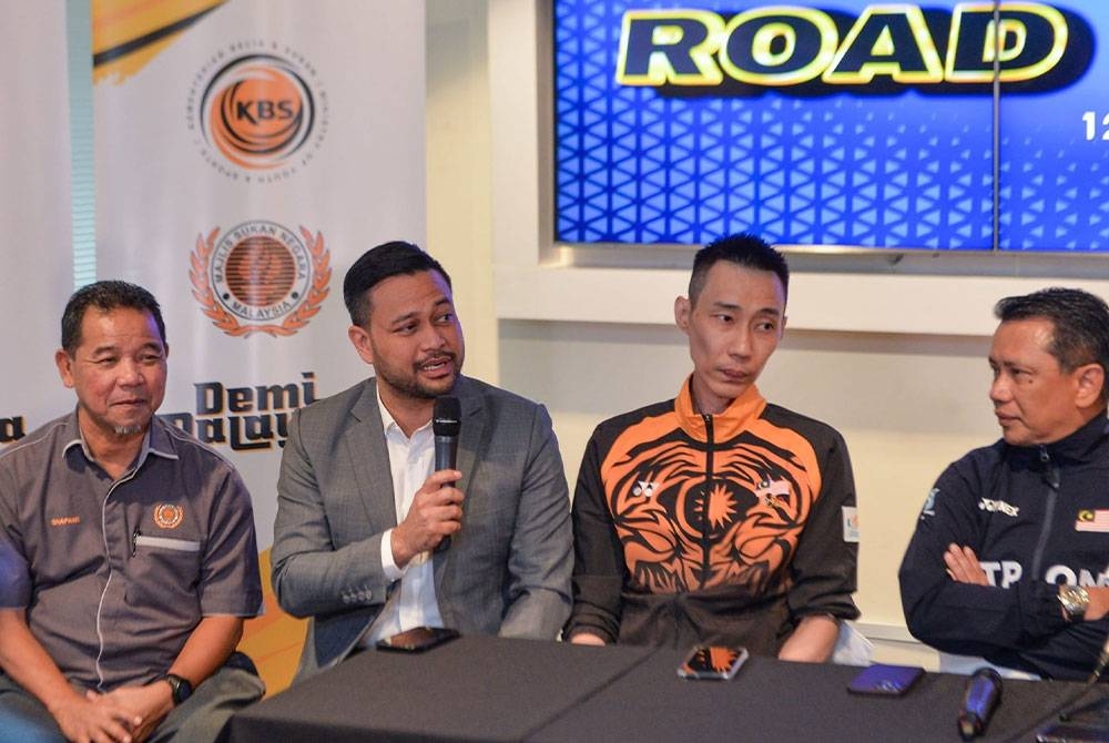 Stuart (dua dari kiri) menjawab soalan pemberita dalam sidang akhbar di Stadium Nasional, Bukit Jalil pada Ahad.