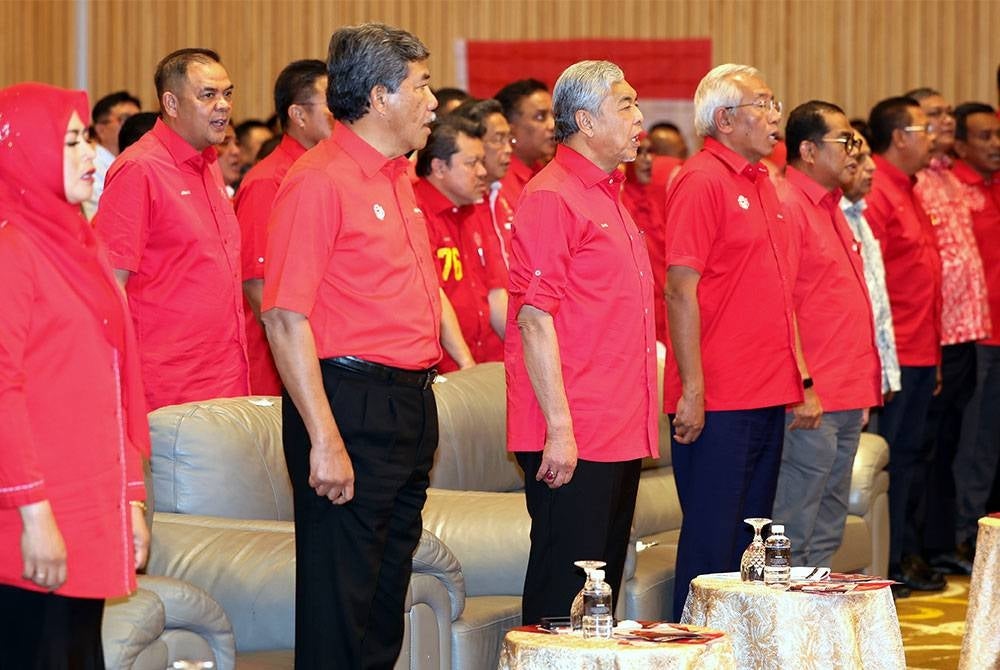 Ahmad Zahid menyanyikan lagu UMNO ketika hadir pada sesi Pengenalan calon-calon UMNO yang bertanding pada pemilihan UMNO 2023-2026. -Foto Bernama