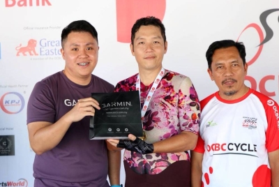 Yong Li (tengah) mengungguli kategori 42 km lelaki pada perlumbaan OCBC Cycle KL di Dataran Merdeka, Kuala Lumpur pada Ahad.