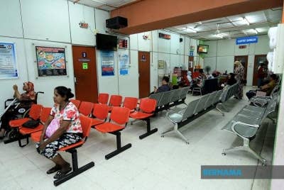 Klinik kesihatan menjadi pilihan disebabkan kos rawatan sama ada percuma atau jauh lebih rendah berbanding klinik swasta. - Foto Bernama