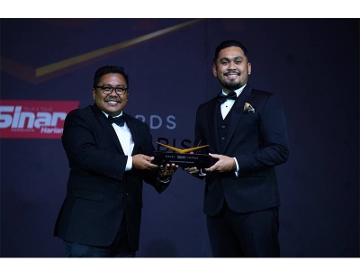 Faisal Shadli (kanan) menerima trofi Bisnes Sinar Harian Awards (BISA) daripada Ketua Pengarang Kumpulan Sinar Harian, Zamri Rambli pada 23 Februari lalu.