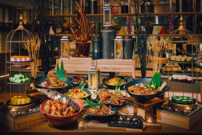 Juadah bufet Ramadan Hotel Amari KL dibawakan khas chef eksekutif, Fadzil Arshad dengan gabungan citarasa Malaysia dan Amaya seperti kari kepala ikan, ayam panggang percik, kambing panggang, aneka sate, serawa durian, kek lapis Sarawak serta kek suji