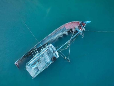 Bot yang membawa 47 penumpang itu terbalik di luar pantai Madagascar. - Gambar hiasan