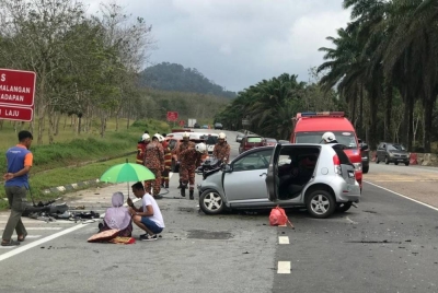 Keadaan di lokasi kemalangan libat tiga kenderaan di Jalan Kota Tinggi–Mawai pada pagi Isnin. - Foto BBP Kota Tinggi