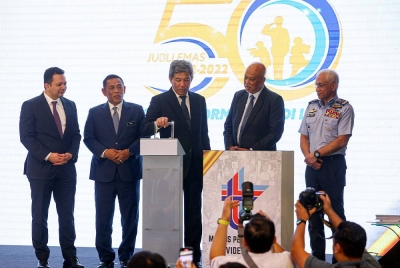 Mohamad (tengah) melakukan gimik perasmian sebelum mengumumkan dividen pada Majlis Pengumuman Dividen 2022 LTAT dan Penyampaian Hadiah Cabutan Bertuah Aplikasi MyWira di sebuah hotel, pada Isnin. - Foto Bernama