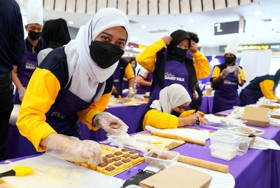 Orang ramai bersama-sama menjayakan acara Kuih Raya Dari Hati untuk menyumbangkan kuih itu kepada golongan yang memerlukan.