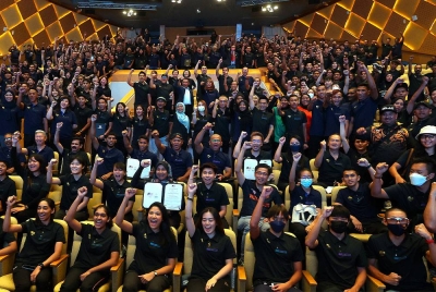 Mohamad Norza (tengah) bersama para atlet dan jurulatih pada Majlis Pengumuman Kontinjen Malaysia ke Sukan SEA Kemboja 2023 di Putrajaya pada Isnin. -Foto Bernama