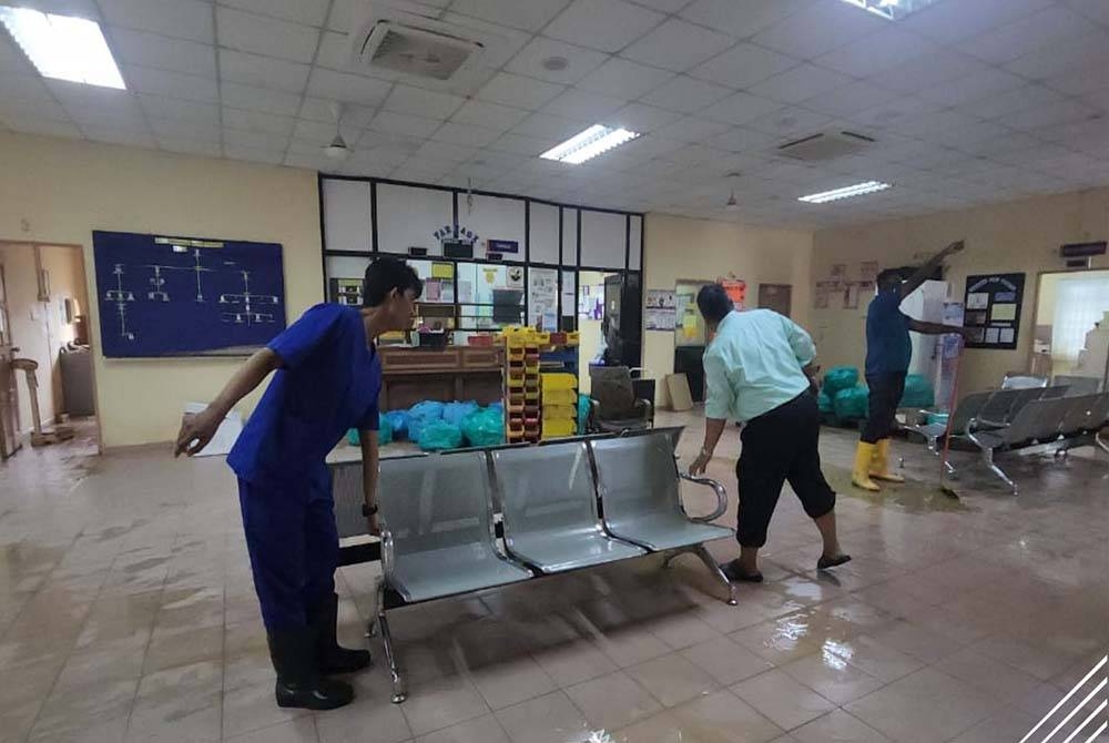 Keadaan di Klinik Kesihatan Chaah selepas dinaiki air dalam kejadian banjir baru-baru ini. - Foto Bernama