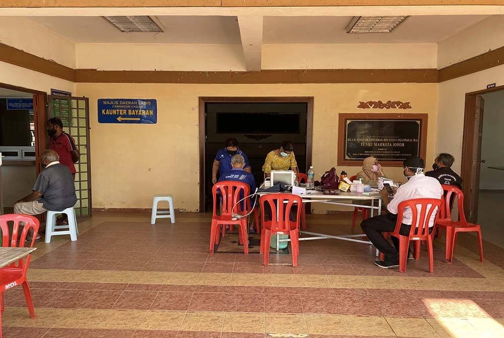 Klinik Kesihatan Chaah kini beroperasi buat sementara waktu di sebuah balai raya di kawasan berkenaan.