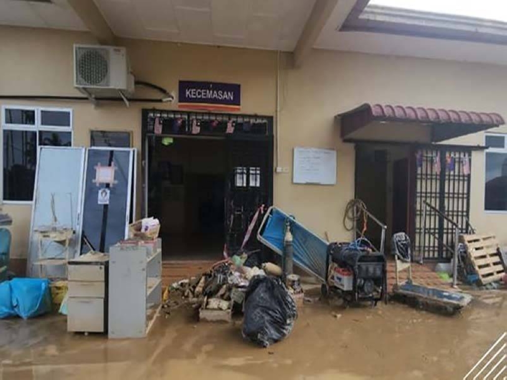 Antara aset yang rosak di Klinik Kesihatan Chaah. - Foto Bernama