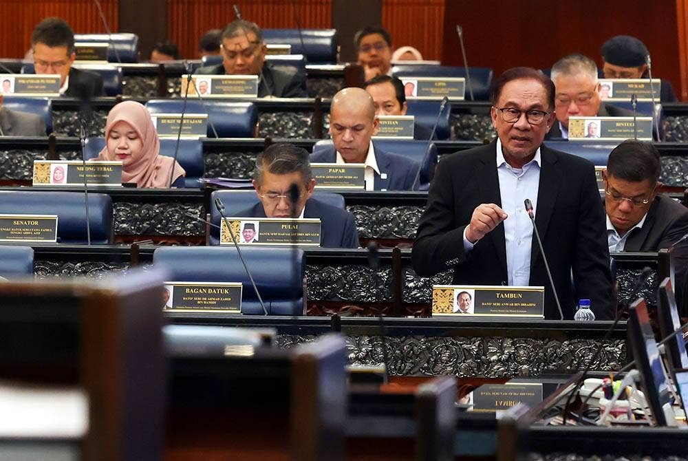 Anwar dijadual menjawab persoalan mengenai langkah kerajaan untuk mengurangkan defisit kepada sasaran 3.2 peratus menjelang 2025 di Dewan Rakyat pada Selasa. - Foto Bernama
