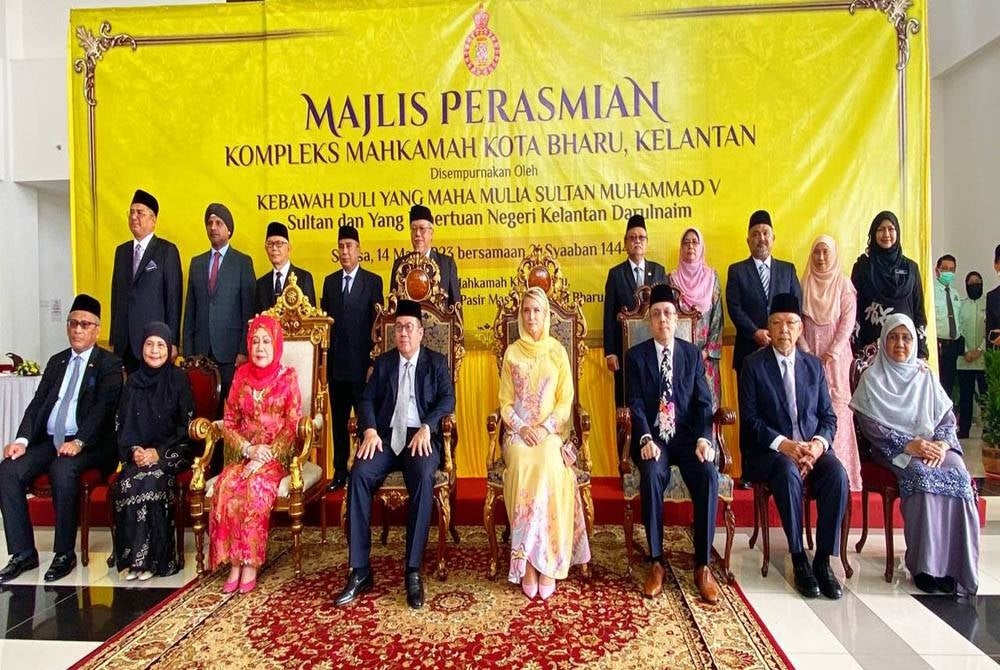 Tengku Mahkota (empat dari kiri) bersama barisan tetamu terhormat yang hadir pada perasmian Kompleks Mahkamah Kota Bharu pada Selasa.