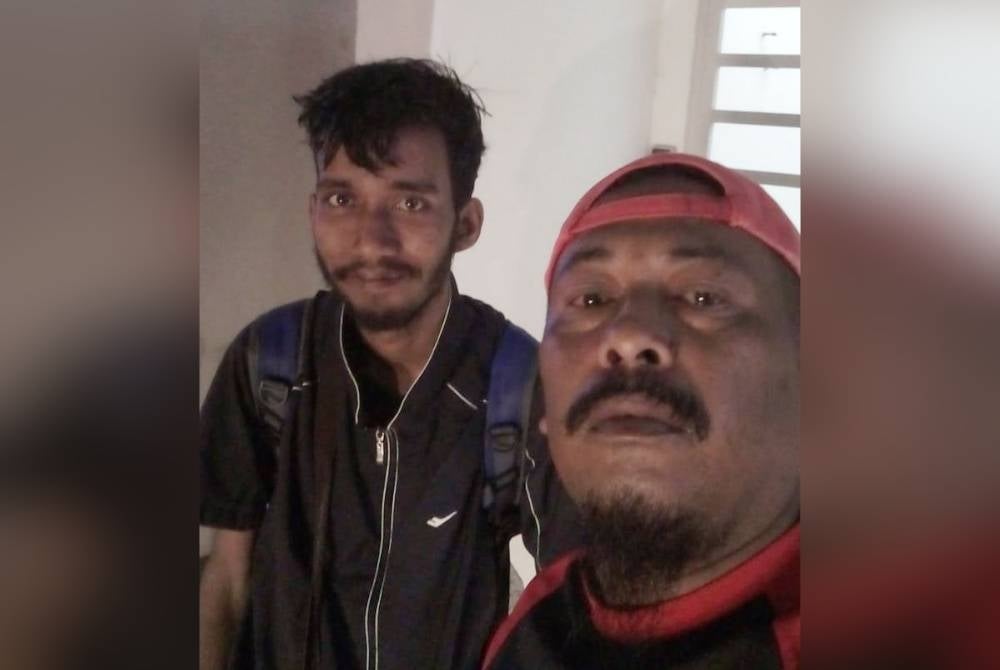 Mohamad Sukerie (kiri) disambut rakannya, Anarkaley Md Nor ketika tiba di Melaka pada malam Isnin.