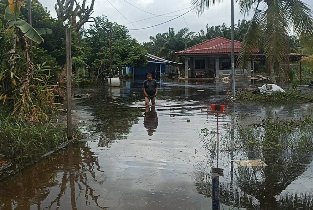 Kampung Parit Sempadan Laut yang masih dilanda banjir.