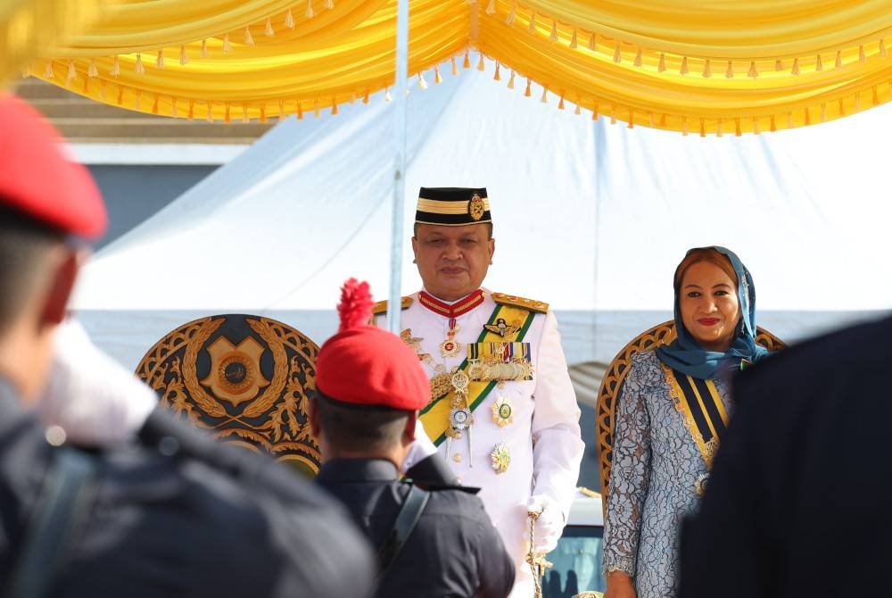 Tuanku Syed Faizuddin berkenan memeriksa kawalan kehormatan utama pada Istiadat Perbarisan Kawalan Kehormatan Utama dan perasmian Pembukaan Penggal Persidangan Pertama DUN Perlis ke-15 hari ini. - Foto Bernama