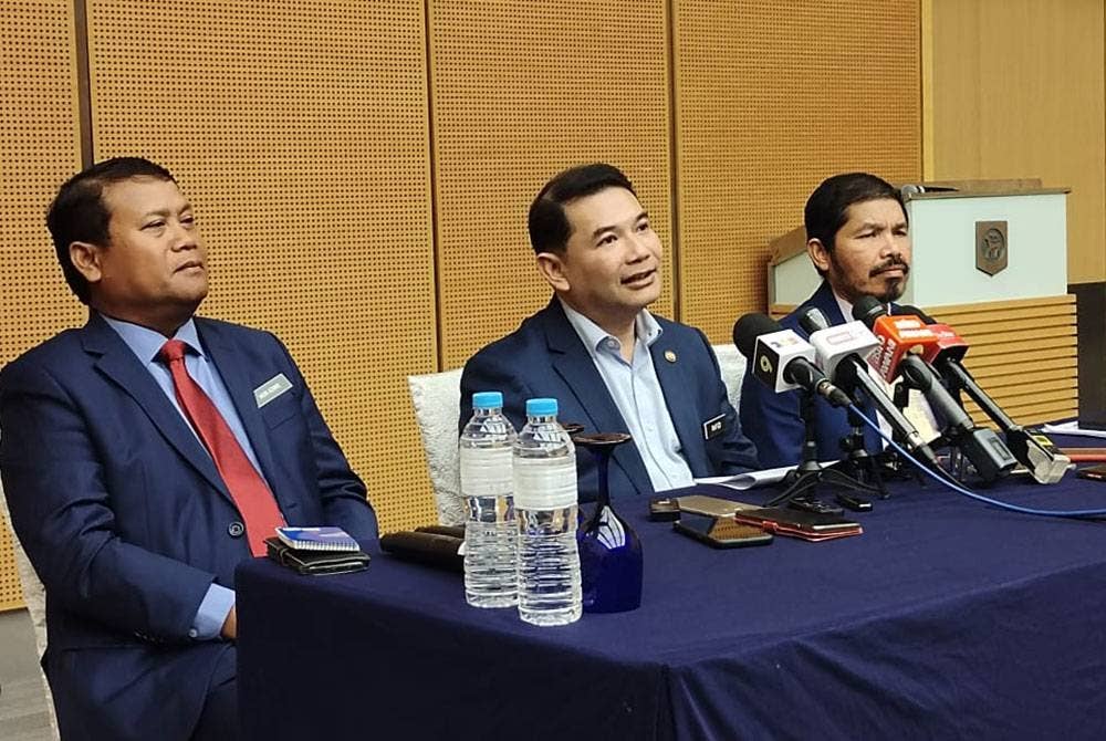 Rafizi (tengah) ketika sidang media selepas Majlis Pelancaran Banci Ekonomi 2023 pada Selasa.