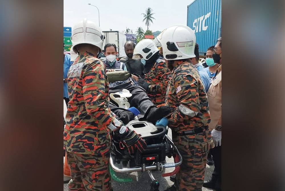 Anggota bomba berjaya mengeluarkan yang tersepit dalam nahas membabitkan lapan kenderaan di Plaza Tol Simpang Pulai, Ipoh pada Selasa. - Foto ihsan Bomba Perak