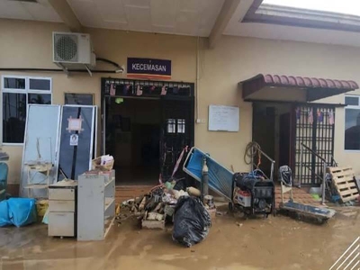 Antara aset yang rosak di Klinik Kesihatan Chaah. - Foto Bernama