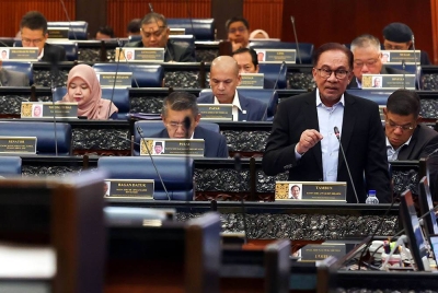 Anwar dijadual menjawab persoalan mengenai langkah kerajaan untuk mengurangkan defisit kepada sasaran 3.2 peratus menjelang 2025 di Dewan Rakyat pada Selasa. - Foto Bernama