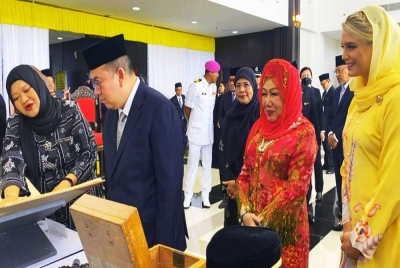 Tengku Mahkota (dua,kiri) bersama Raja Perempuan (dua, kanan) dan Che Puan Mahkota Kelantan (kanan) melihat pameran semasa perasmian Kompleks Mahkamah Kota Bharu pada Selasa.
