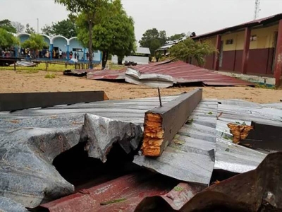 Bumbung sekolah yang musnah tercabut ketika Siklon Freddy di sebuah taman permainan di Vilanculos, Mozambique. - AP