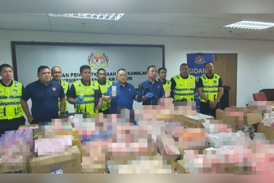 Nik Yusaimi (lima dari kanan) bersama pegawainya menunjukkan sebahagian alat mainan seks yang dirampas dari sebuah stor di Bukit Mertajam pada 15 Februari lalu. 