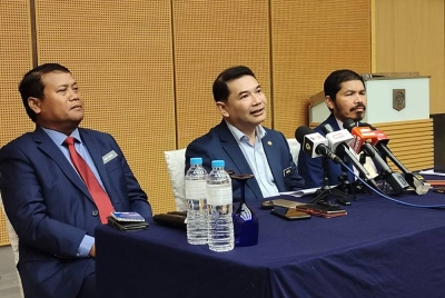 Rafizi (tengah) ketika sidang media selepas Majlis Pelancaran Banci Ekonomi 2023 pada Selasa.