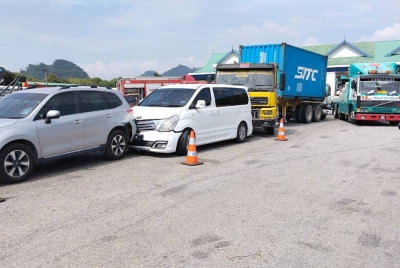 Enam mangsa dilaporkan cedera dalam nahas membabitkan lapan kenderaan di Plaza Tol Simpang Pulai, Ipoh. - Foto ihsan Bomba Perak