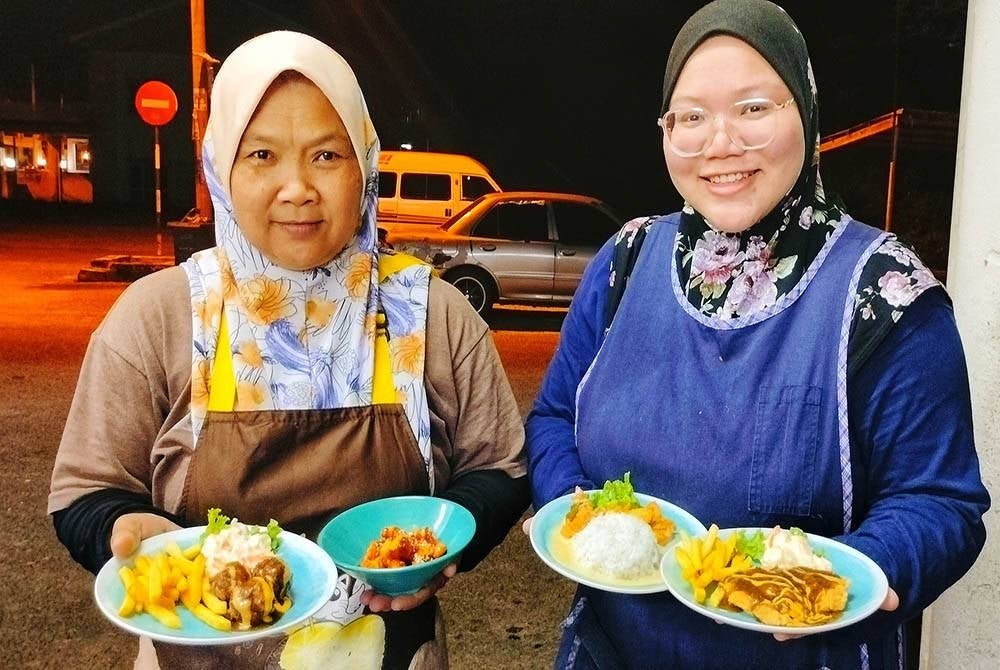 Najihah (kanan) dan ibunya, Hazimah bersama antara menu RM2.50 yang ditawarkan di restoran tersebut sejak September tahun lalu.