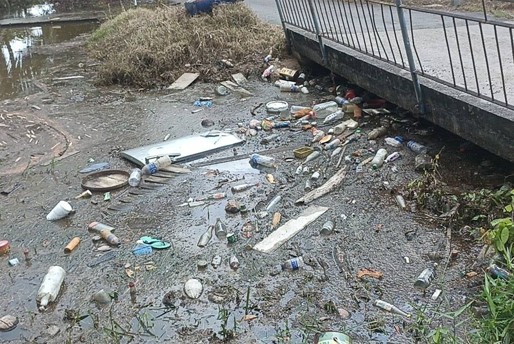 Sampah sarap di kawasan jambatan di Kampung Sempadan Laut menyebabkan air terperangkap dan berbau busuk.