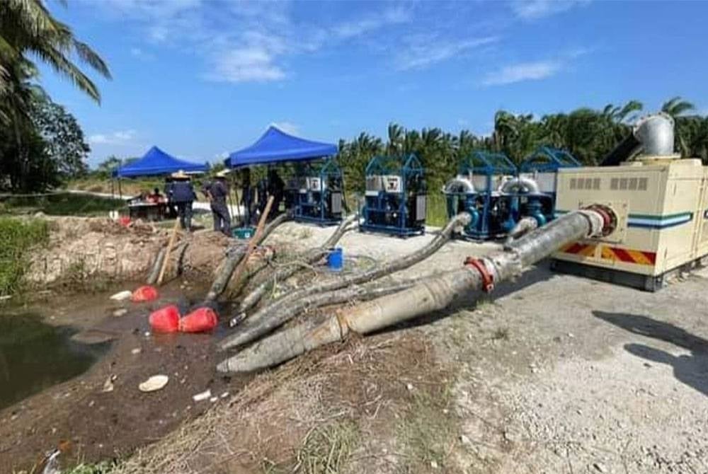 Air banjir termenung yang dipam disalirkan ke kawasan sungai atau tali air yang mempunyai aliran air lancar di Batu Pahat.