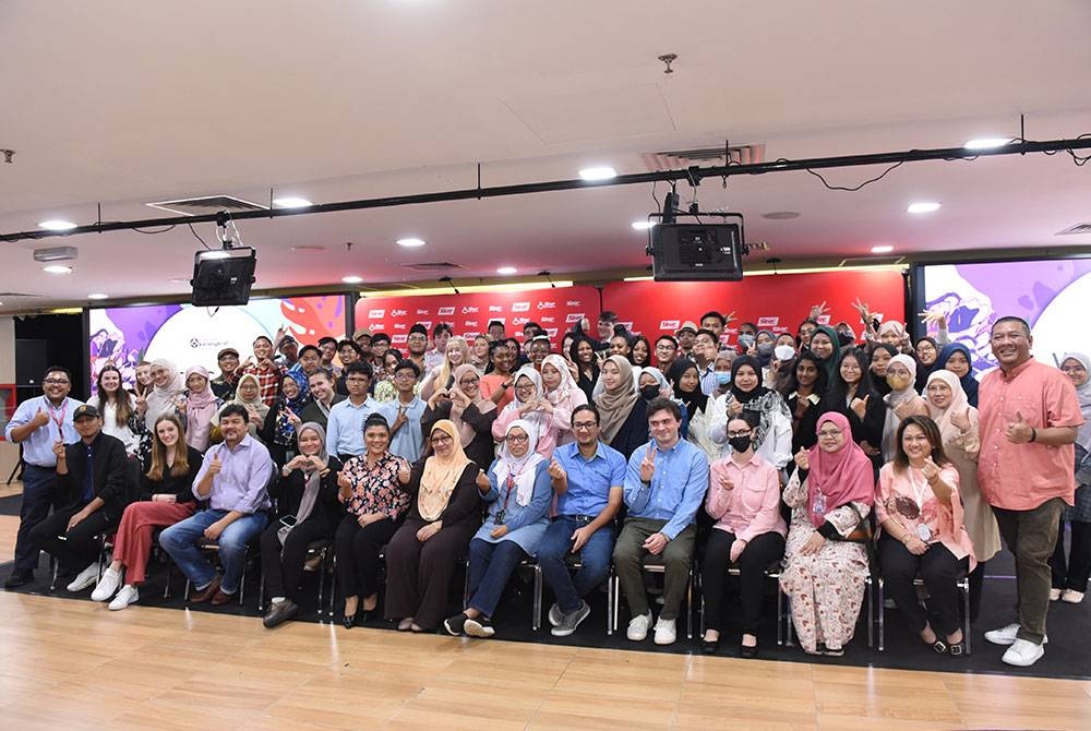 Firdaus (assis sixième à partir de la droite) ainsi que 75 étudiants du Babson College, du Selangor International Islamic University College et de la Selangor Foundation ont rendu visite mardi au Karangkraf Media Group.