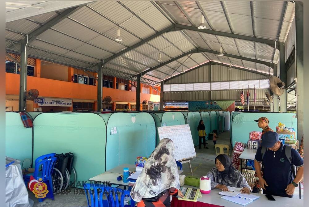 Keadaan di salah satu PPS di Batu Pahat. - Foto Bomba Batu Pahat