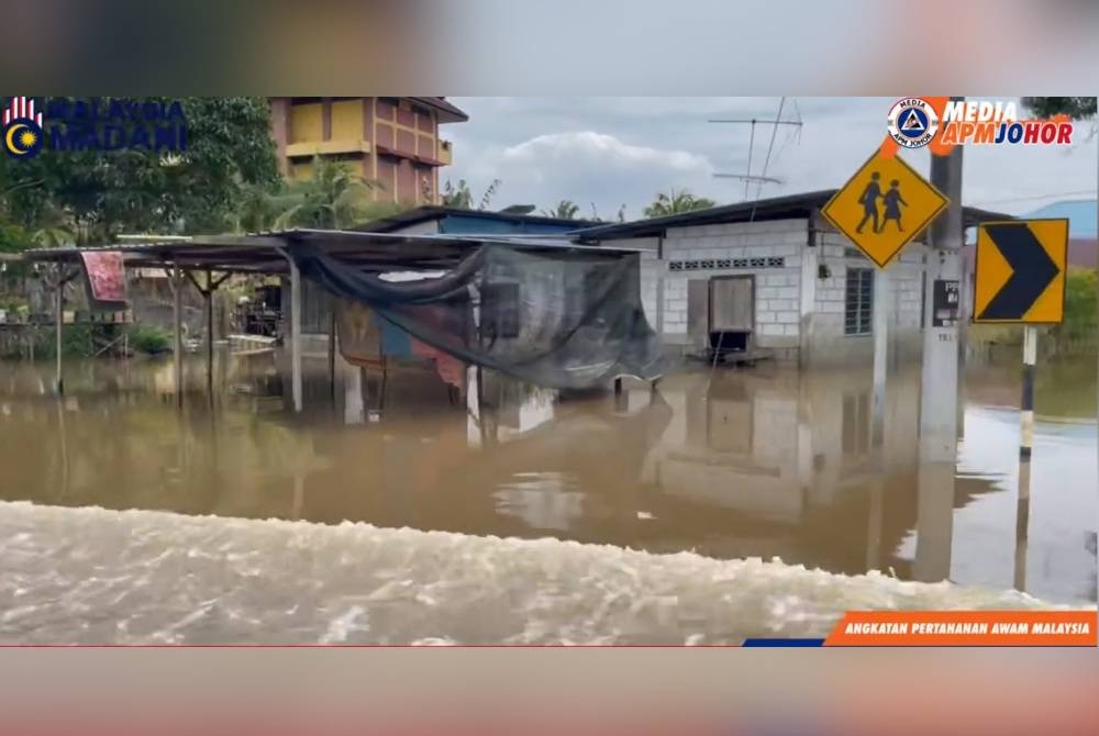 Keadaan banjir di salah sebuah kampung di Batu Pahat. - Foto Media APM Johor