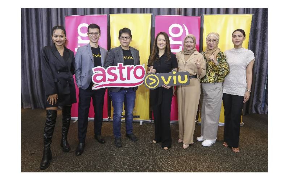 Juliana (tiga dari kiri) dan Agnes (empat dari kanan) di majlis Pelancaran Viu di platform Astro pada Jumaat.
