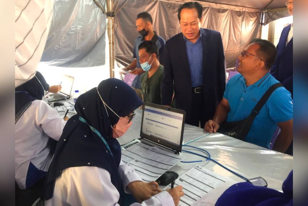 Ahmad Maslan ketika bertemu pelanggan yang berurusan di LHDN Kelantan.