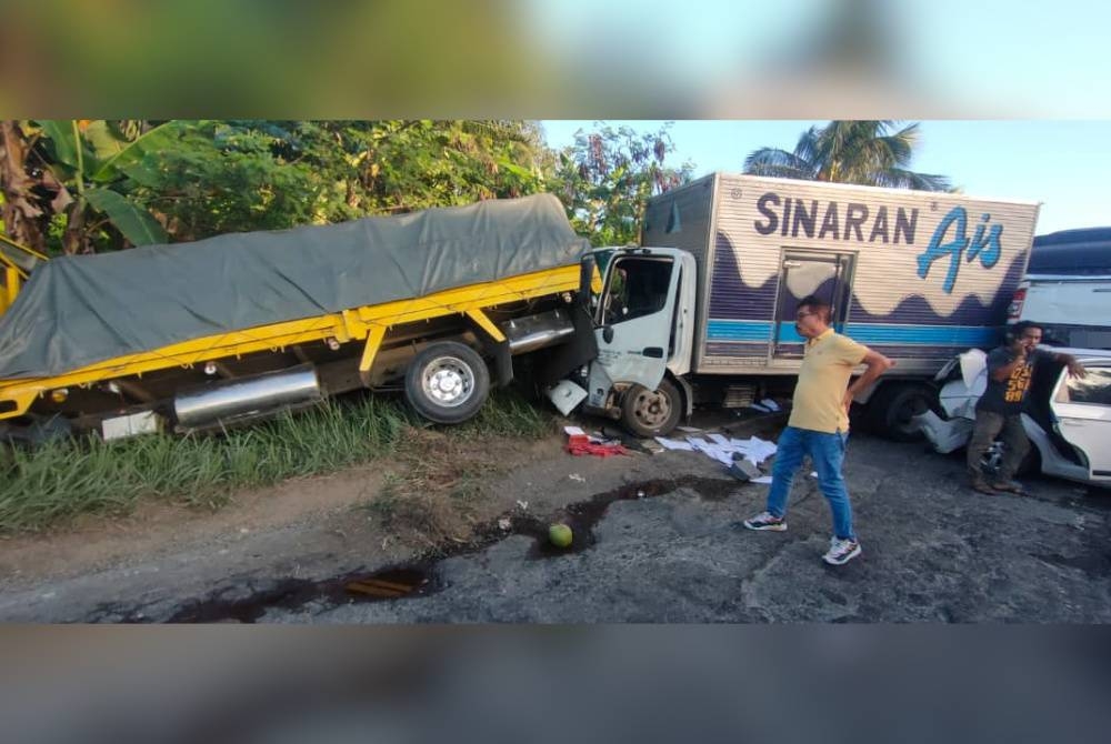 Antara kenderaan yang terlibat kemalangan di Batu 31, Jalan Labuk, Sandakan pada Selasa.